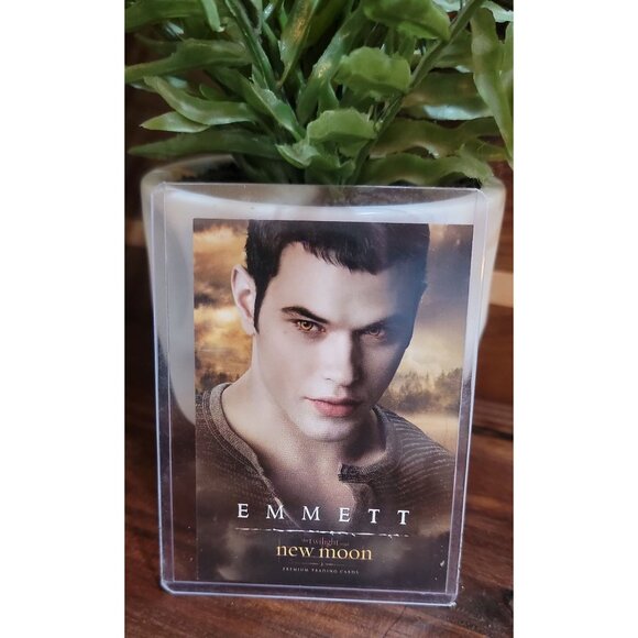 Collectible Rosalie and Emmett New Moon Trading Cards with Protective Sheaths - Picture 5 of 8